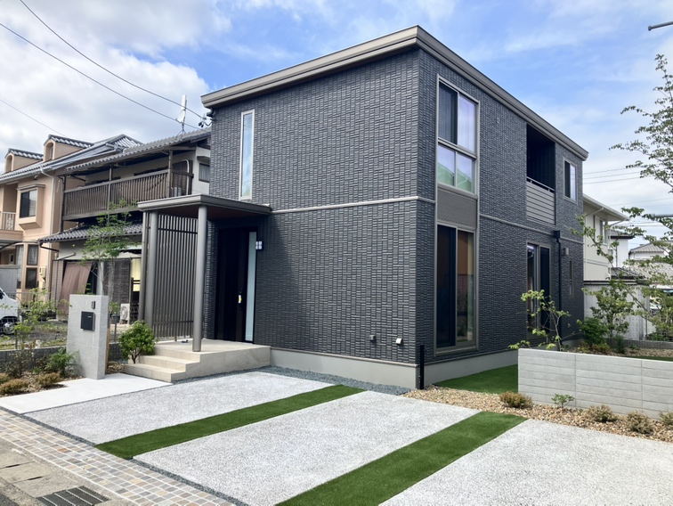 「ヴィンテージカフェの家」 ― 天井から足元まで木のぬくもりに包まれ、外の視線を遮りプライベートガーデンに開かれた空間は、まるで隠れ家カフェのような心地よさ。キッチンからはリビングまで見渡せて、会話も自然に広がります。