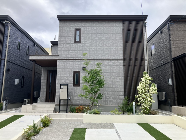「光と陰影を愉しむ住まい」  ― ダイニングとリビングはゆるやかに分かれ、間に配されたU型のオープン階段から南の光が差し込み、空間にリズムを与える。コーブ照明が夜には柔らかく空間を包み、昼と夜で表情を変える住まいです。