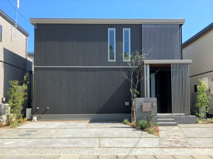 「借景を愉しむ住まい」 ― オークグレーの床と淡い配色のナチュラルモダンが、空間に穏やかなトーンをもたらす。隣家の庭に向けた窓の先に視線が抜け、思いがけない広がりが感じられるリビングは、光と緑に包まれたやすらぎの場所。