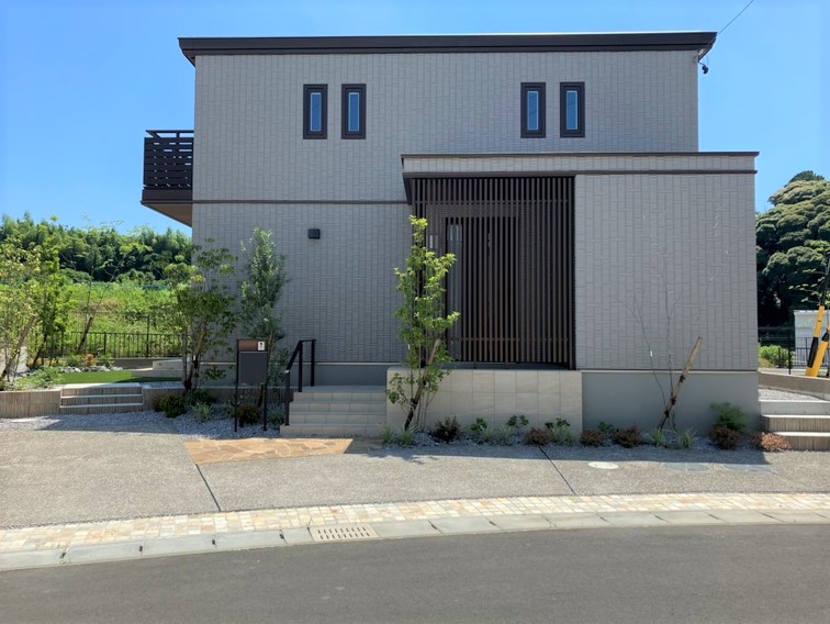 「木のぬくもりのある暮らし」 ― ホワイトシダーの床と、やさしく包み込む木目天井が、空間全体をふんわりと穏やかに整える。一直線に伸びるLDKの先にある掃き出し窓からは、タイルデッキを通じて庭へと自然につながります。
