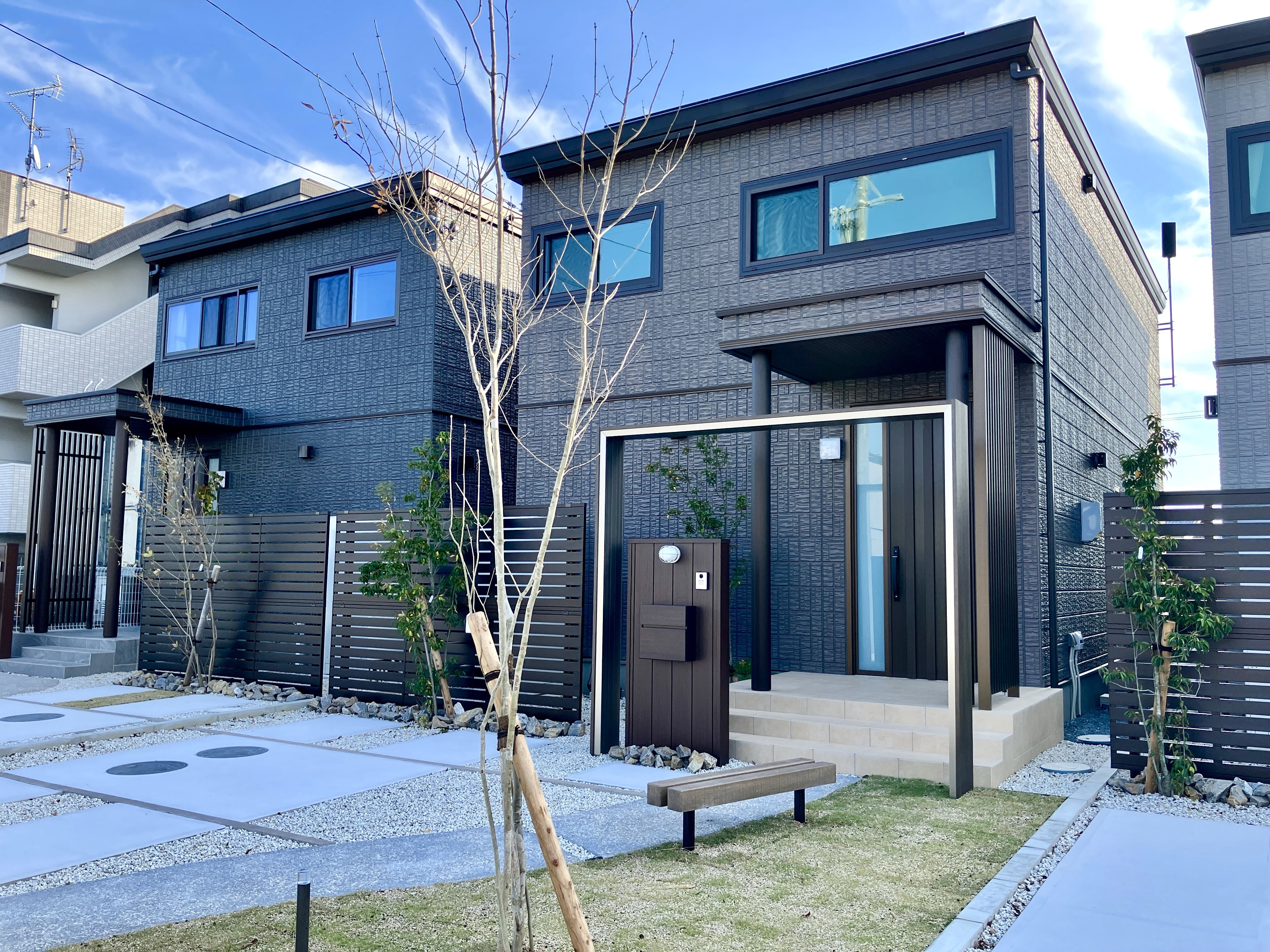 「カフェスタイルの家」  ― オークの床がやさしいぬくもりをもたらし、まるでオーガニックカフェのような心地よさを描く。一直線の家事動線が暮らしをスマートに整え、庭では樹々と芝、菜園、ストッカーが備えられ“育てる暮らし”の舞台が整っている。