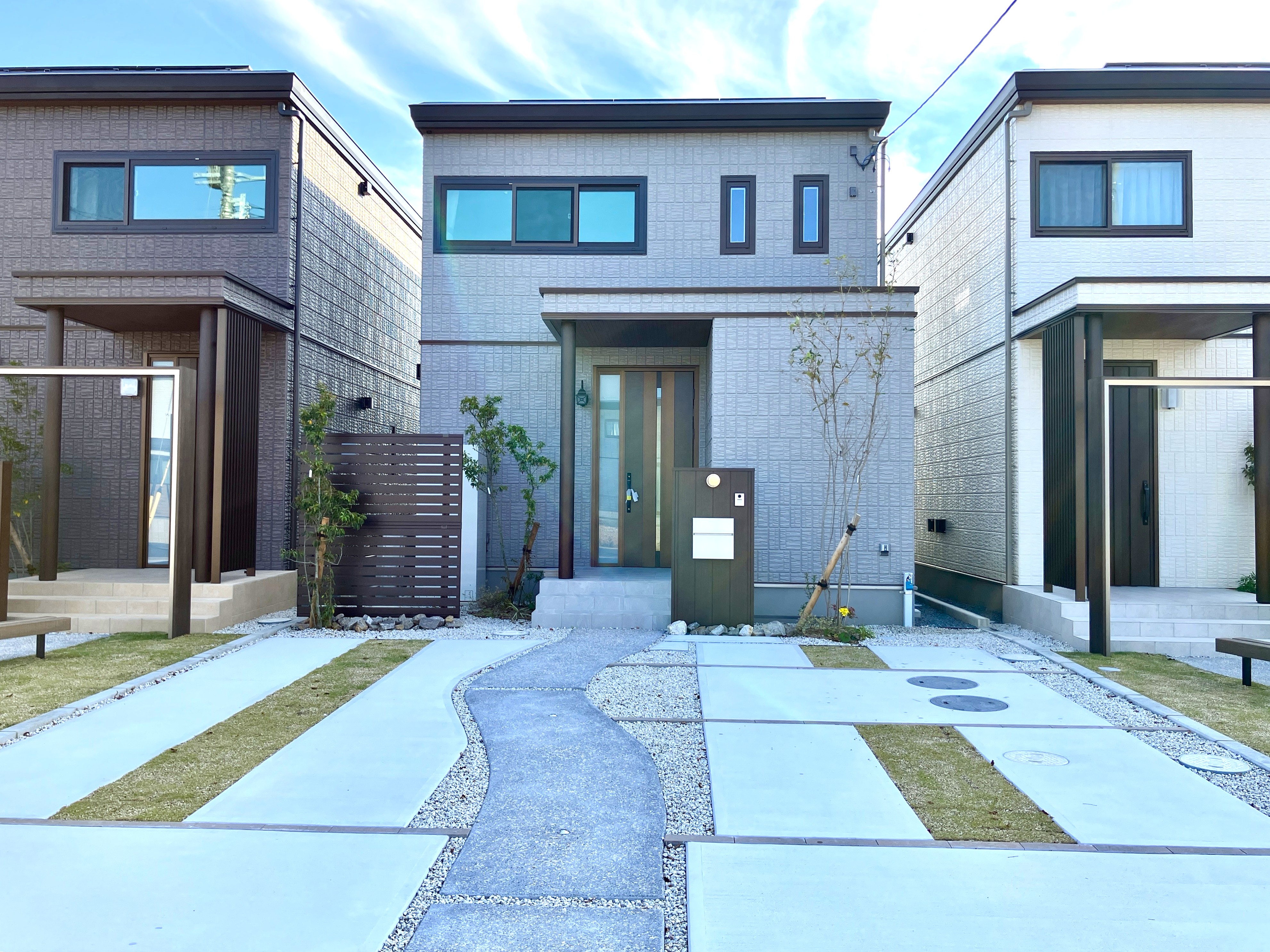 「ジャパンディスタイルの家」  ― 淡いグレージュに包まれたジャパンディスタイルの空間に、庭の木々が優しく溶け込む。リビングに続く和室は、昼間は子どもの遊び場として、夜はほっと一息つけるくつろぎスペースとして活躍。