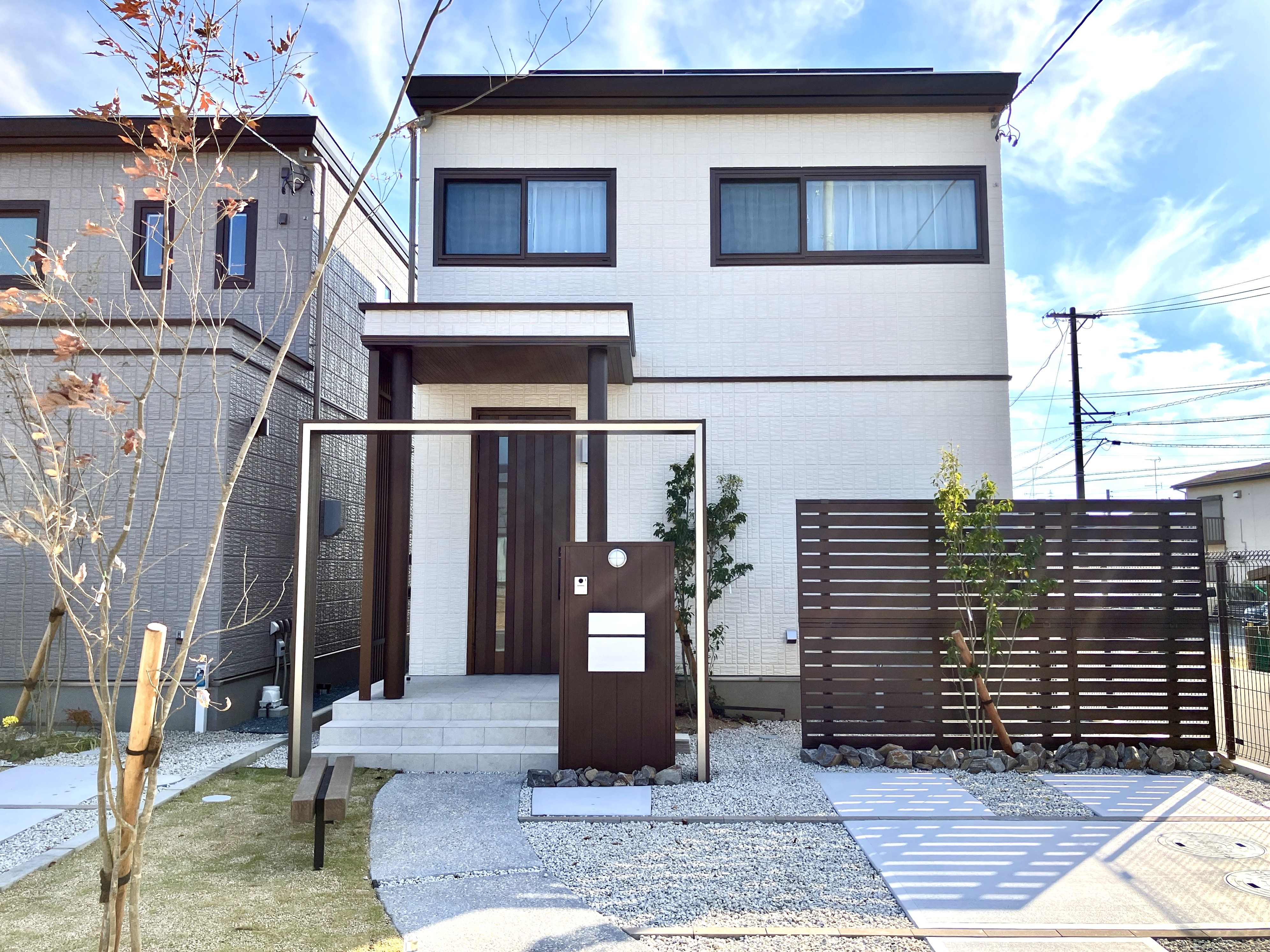 「ナチュラルテイストの家」  ― ホワイトシダーの優しいトーンに包まれたナチュラルな空間が、毎日の心をすっと軽やかに。庭の樹々に訪れる鳥の声が何気ない日常を新鮮なものに変え、浴室からも庭の情景が感じられ、日々の疲れを優しく癒します。