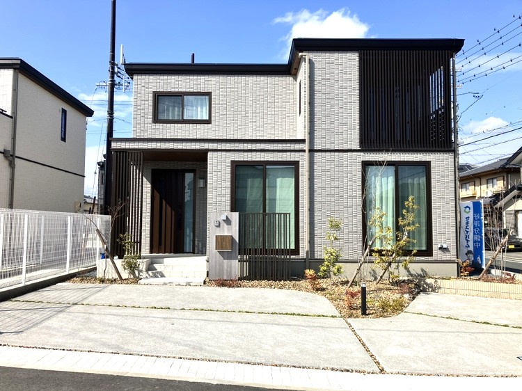 「ラウンジスタイルの家」  ― 白・黒・グレーでまとめられた洗練されたモノトーンスタイル。リズムよく回遊できるワークスペース・リビング・ダイニングは、間接照明でやさしく包まれます。南北の庭は緑の余白が“静かな抜け感”を演出。