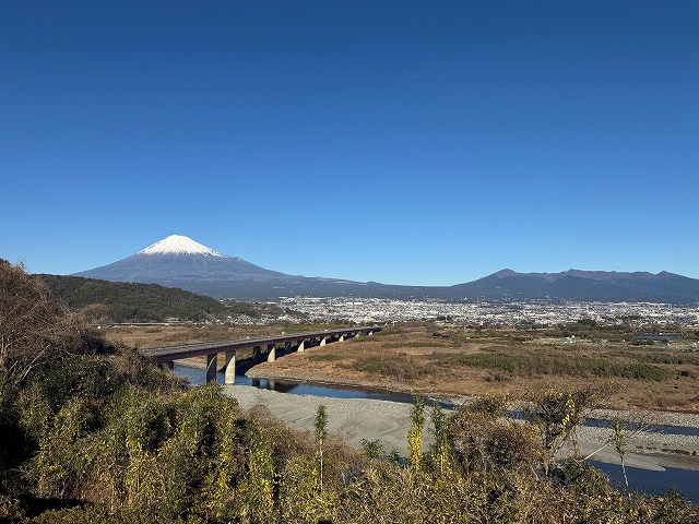 富士川西岸サービスエリアから松岡方面を望む