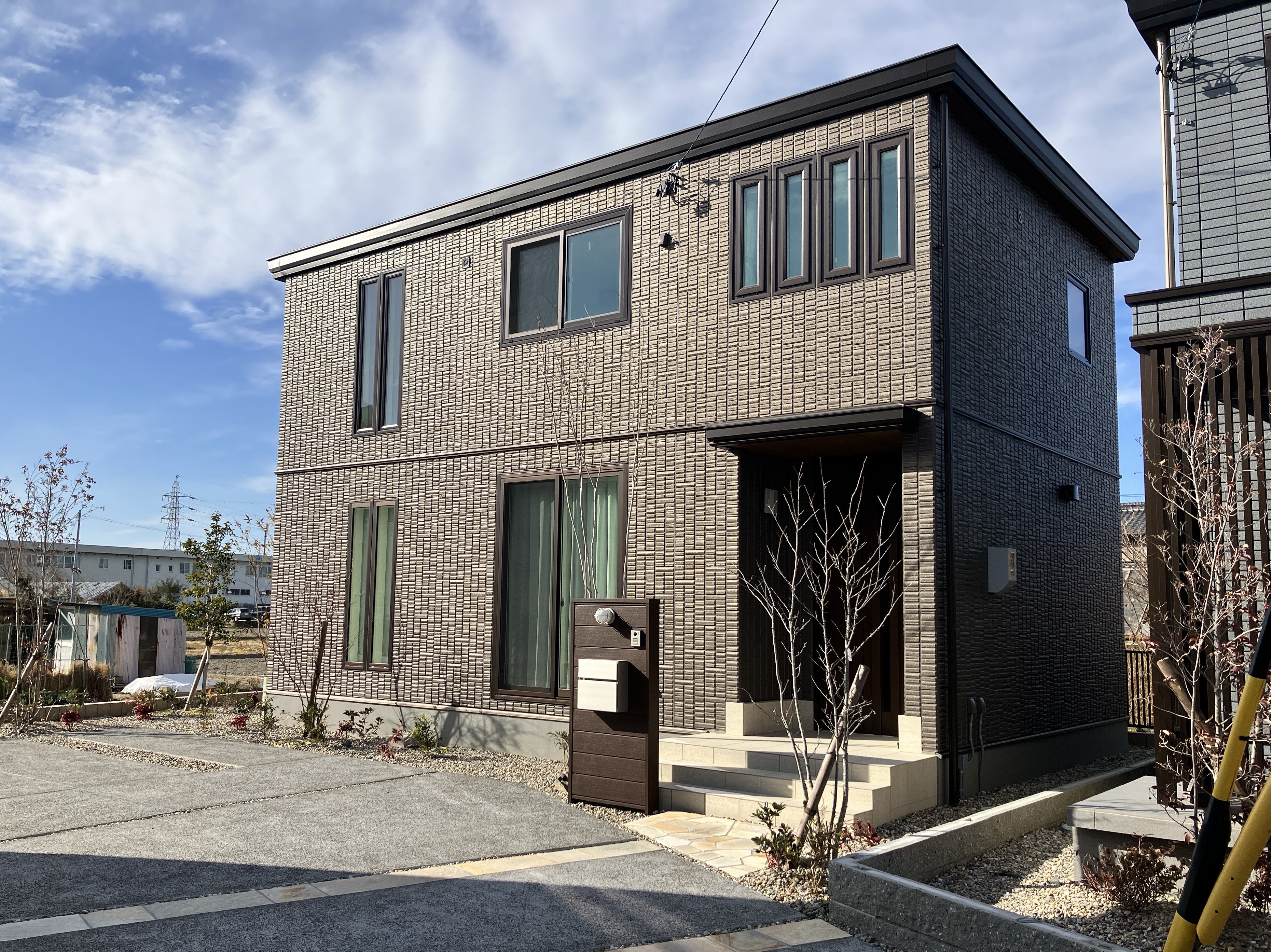 「アッサムティの香り立ちめく家」  ウォルナットの深みある艶とレトロモダンなマテリアルが、紅茶の香りのように心を満たす。直線に伸びる空間と家事動線が、日常を軽やかに彩ります。