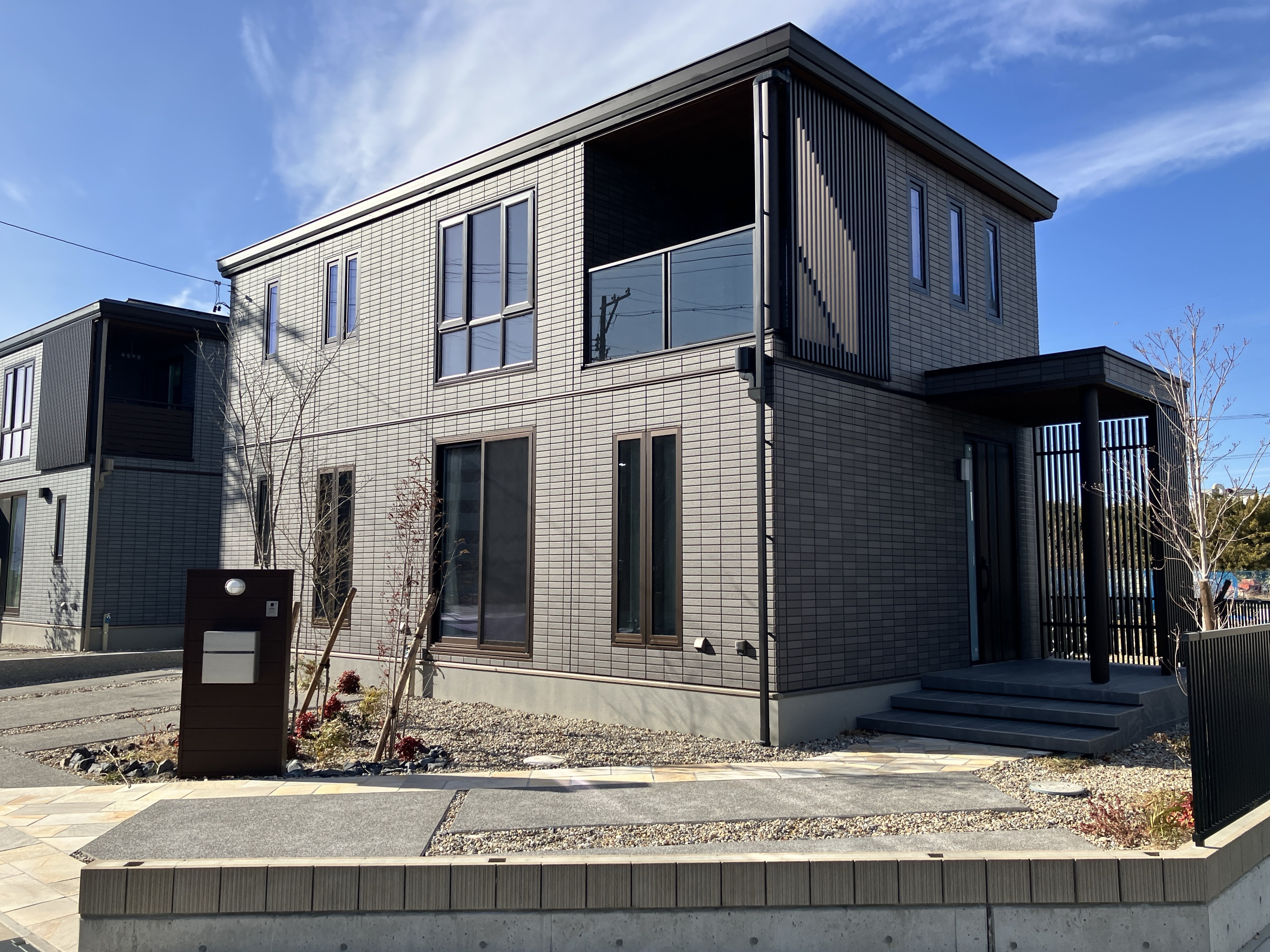 「オールドファッションに包まれる家」   ウォルナットの深みとグレーのタイルが織りなす重厚な趣。間接照明が柔らかに灯り、20畳のLDKに広がるのは、時を超えて愛されるオールドファッションの心地よさと、現代の暮らしに寄り添う上質な寛ぎです。