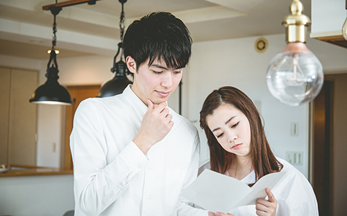 本を見て見て考える男性女性