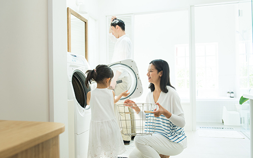洗濯を子供と一緒にする親子