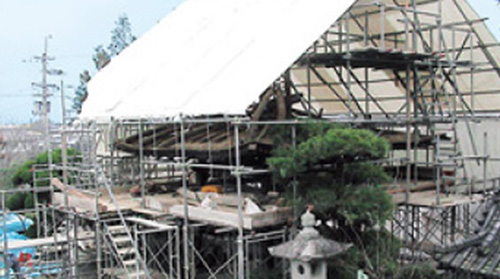 屋根をかけて行われる寺院の改修工事